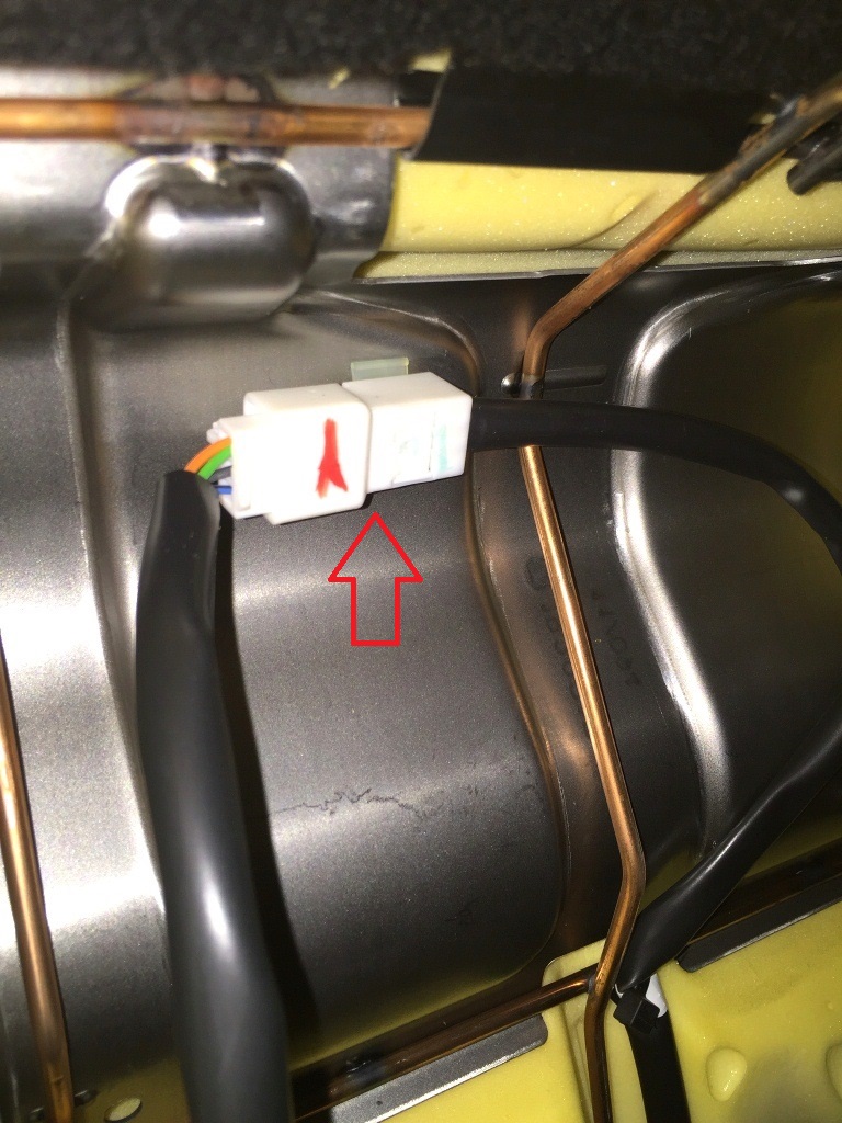 Отсоединить колодку проводов обогрева заднего сиденья на автомобиле Hyudnai ix35
