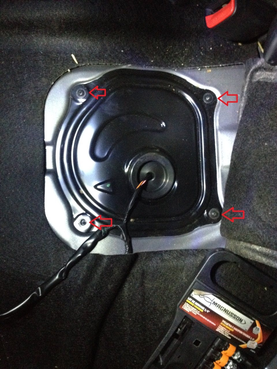 Расположение крепления крышки топливного модуля на автомобиле Hyundai ix35