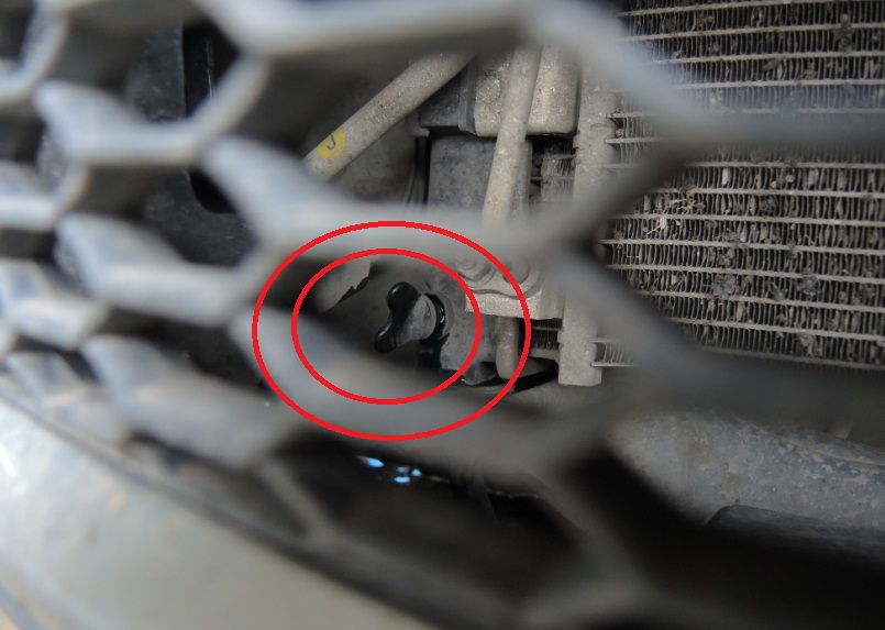 Размещение сливной пробки на радиаторе системы охлаждения двигателя Mitsubishi Outlander III