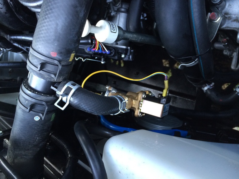 Установленный электромагнитный клапан на верхний шланг потока охлаждающей жидкости к теплообменнику вариатора Mitsubishi Outlander III