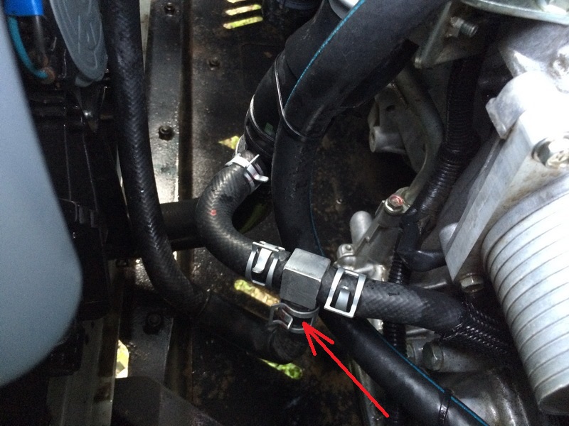 Подсоединение верхнего шланга к тройнику нижнего шланга охлаждения вариатора Mitsubishi Outlander III