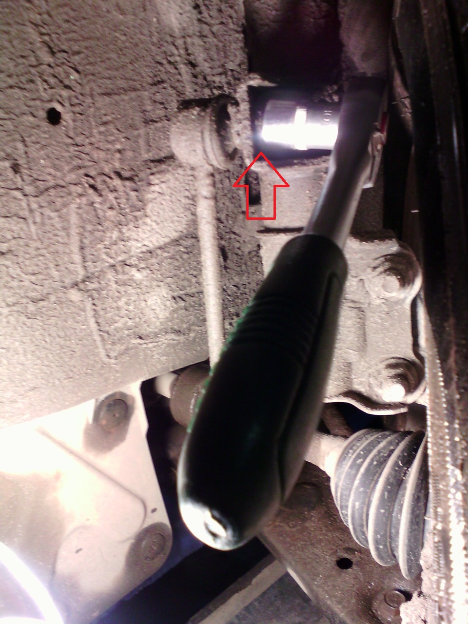 Открутить верхнее крепление передней стойки стабилизатора на автомобиле Hyundai ix35