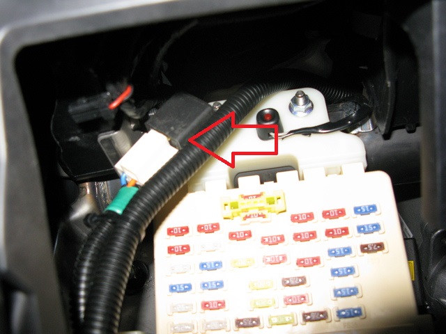 Установленное реле для отключения ДХО на ручник на автомобиле Hyundai ix35