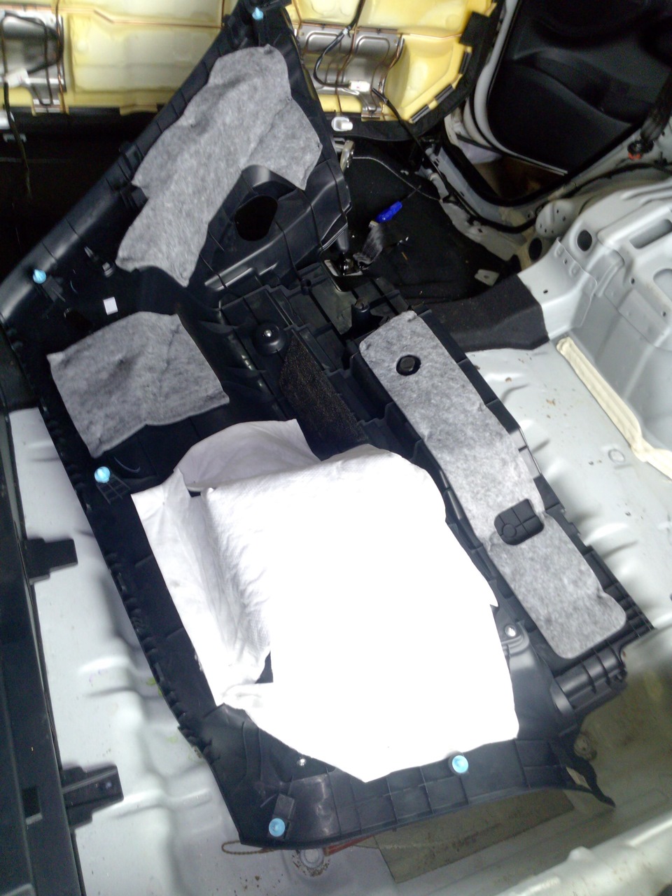 Штатная шумоизоляция багажника на автомобиле Hyundai ix35