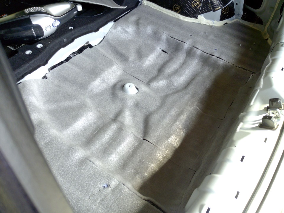 Наклеить шумоизоляцию в багажный отсек на автомобиле Hyundai ix35