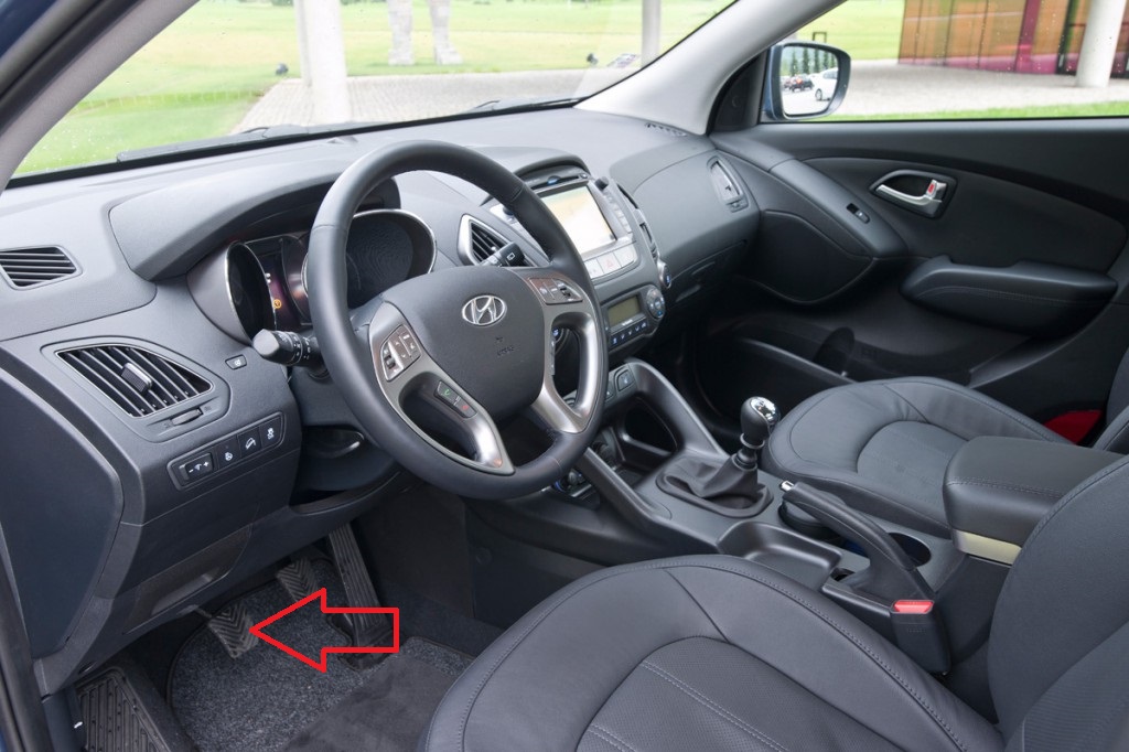 Расположение педали сцепления на автомобиле Hyundai ix35