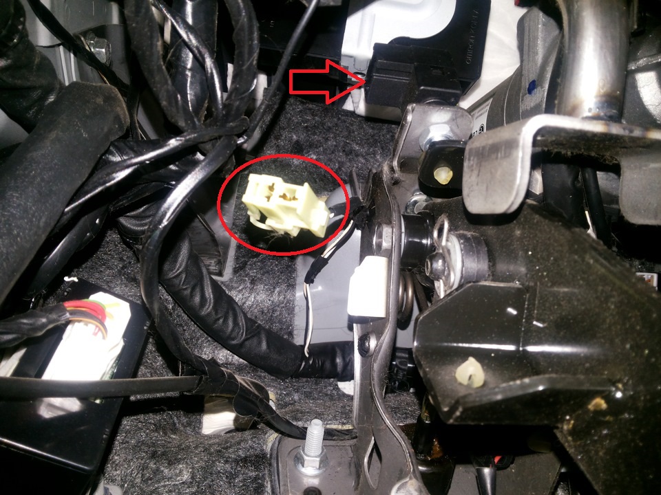Отсоединить колодку проводов от датчика положения педали сцепления на автомобиле Hyundai ix35