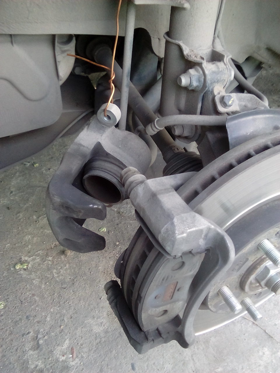 Подвяжите суппорт переднего колеса к пружине амортизаторной стойки на автомобиле Hyundai ix35