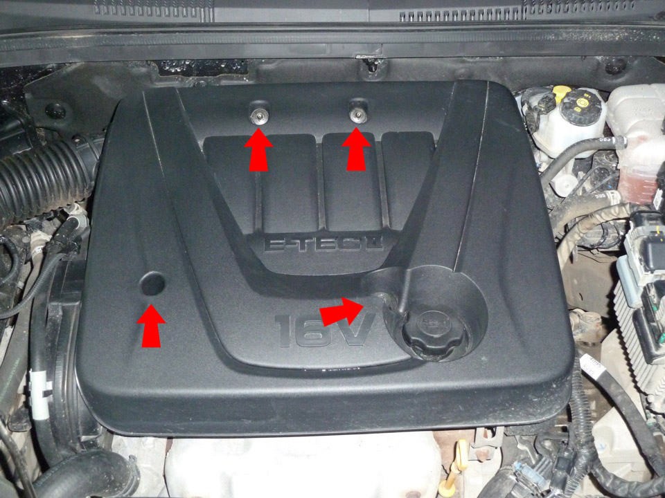 Открутить крепления крышки двигателя на автомобиле Chevrolet Cruze J300 2008-2016