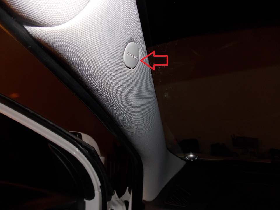 Поддеть заглушку крепления передних стоек кузова на автомобиле Hyundai ix35