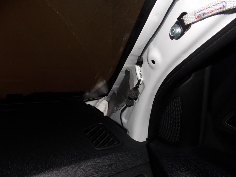 Нанести шумоизоляцию на переднюю стойку кузова на автомобиле Hyundai ix35