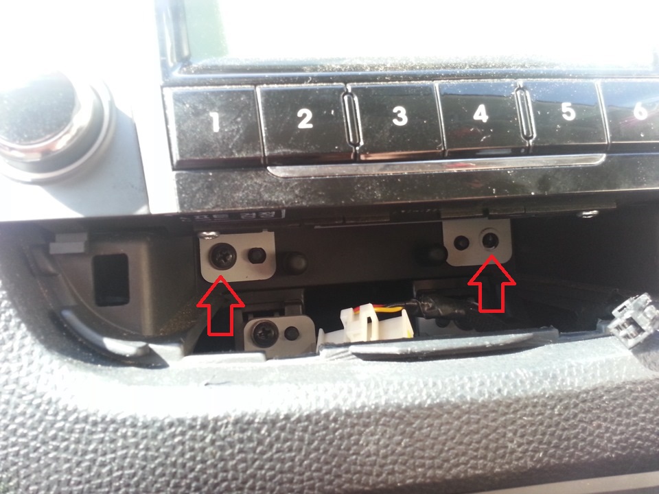 Расположение нижнего крепления магнитолы на автомобиле Hyundai ix35