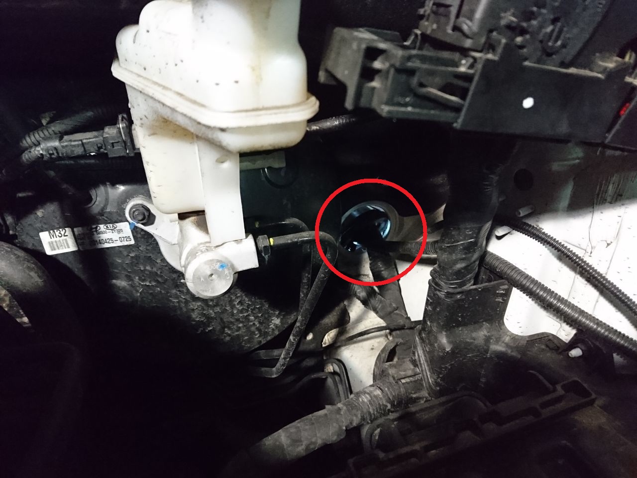 Отверстие через которое нужно провести датчик бачка омывателя в салон на автомобиле Hyundai ix35