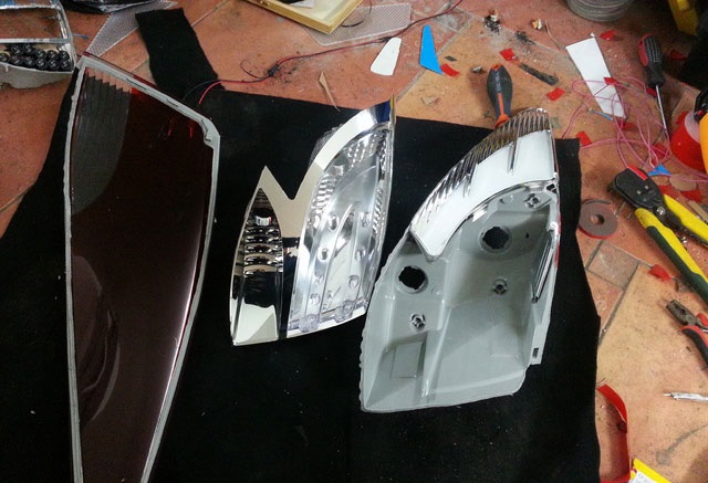 Снять хромированные накладки заднего фонаря на автомобиле Hyundai ix35
