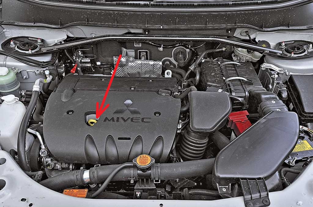 Размещение указателя уровня масла (щупа) на двигателе 4B12 Mitsubishi Outlander XL