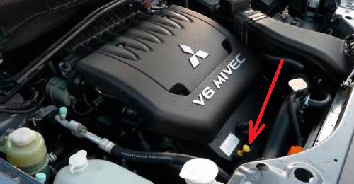 Размещение указателя уровня масла (щупа) на двигателе 6B31 Mitsubishi Outlander XL