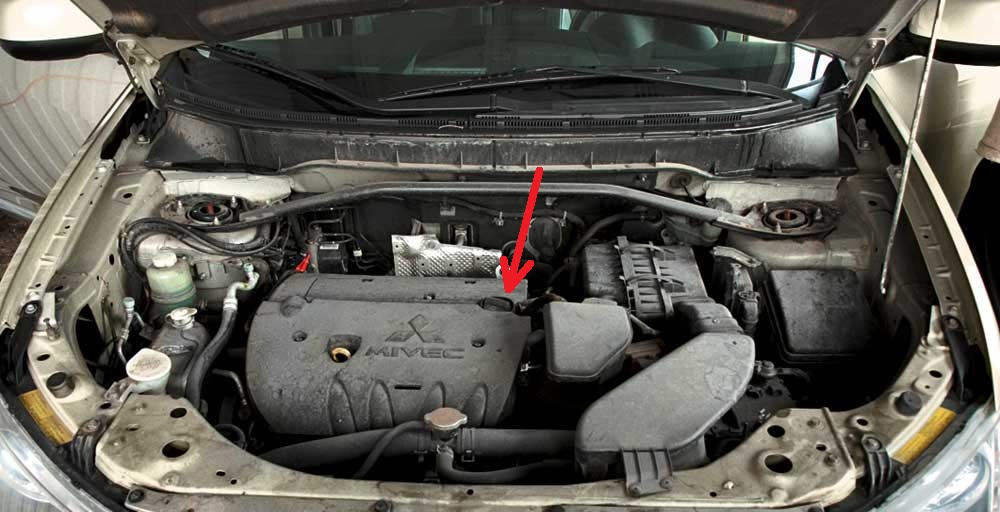 Размещение маслозаливной горловины на двигателе 4B12 Mitsubishi Outlander XL