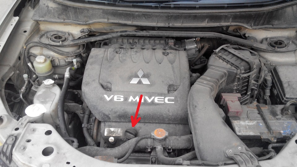 Размещение маслозаливной горловины на двигателе 6B31 Mitsubishi Outlander XL