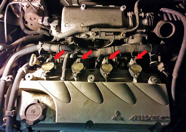 Расположение разъемов катушек зажигания двигателя Mitsubishi Outlander I 2003 - 2008