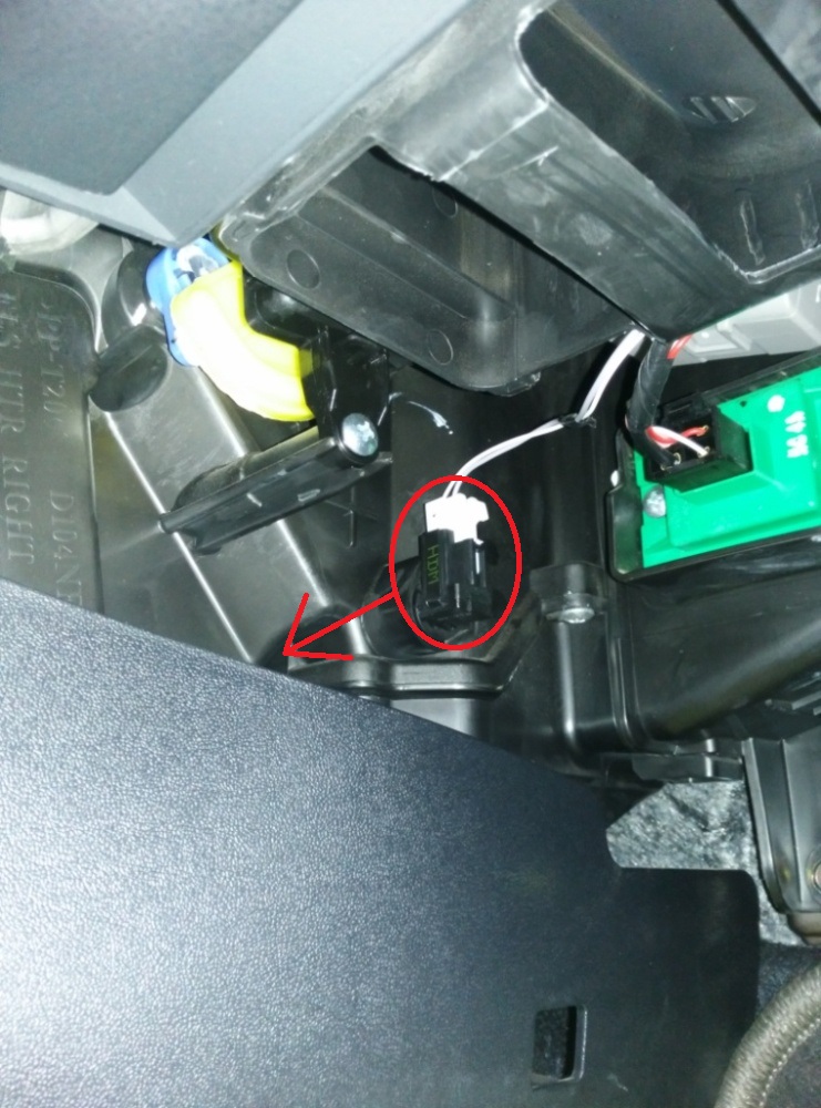 Повернуть датчик температуры воздуха против часовой стрелки на автомобиле Hyundai ix35