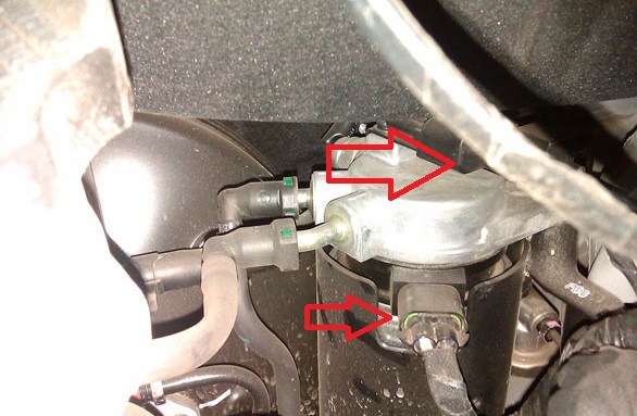 Расположение колодки проводов нагревателя топливного фильтра на автомобиле Hyundai ix35