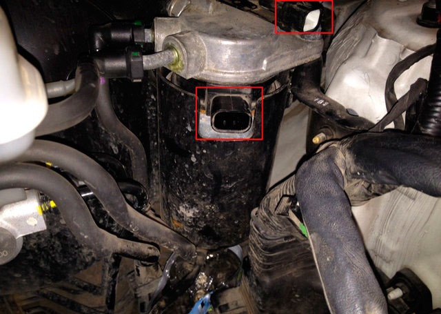 Отсоединить колодку проводов от нагревателя топливного фильтра на автомобиле Hyundai ix35