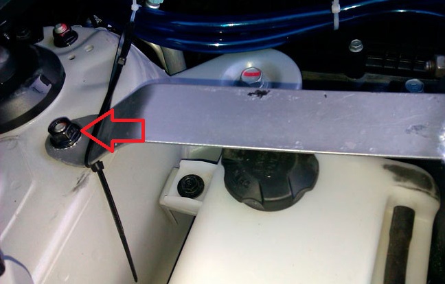 Установить пластину для крепления сепаратора на автомобиле Hyundai ix35