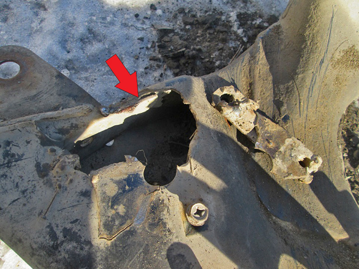 Вырванная часть подрамника в месте крепления переднего стабилизатора Mitsubishi Outlander