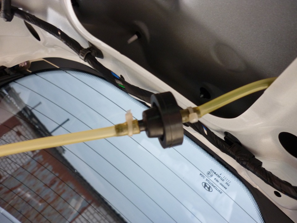 Установить обратный клапан на шланг омывателя камеры заднего вида на автомобиле Hyundai ix35