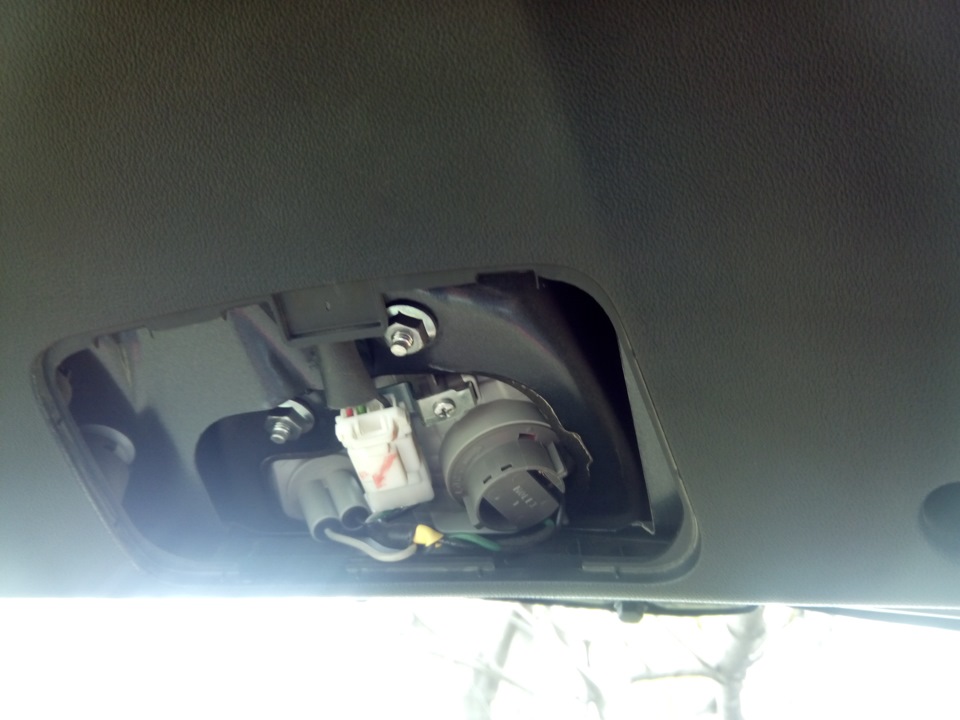 Снять заглушки обшивки крышки багажника на автомобиле Hyudnai ix35