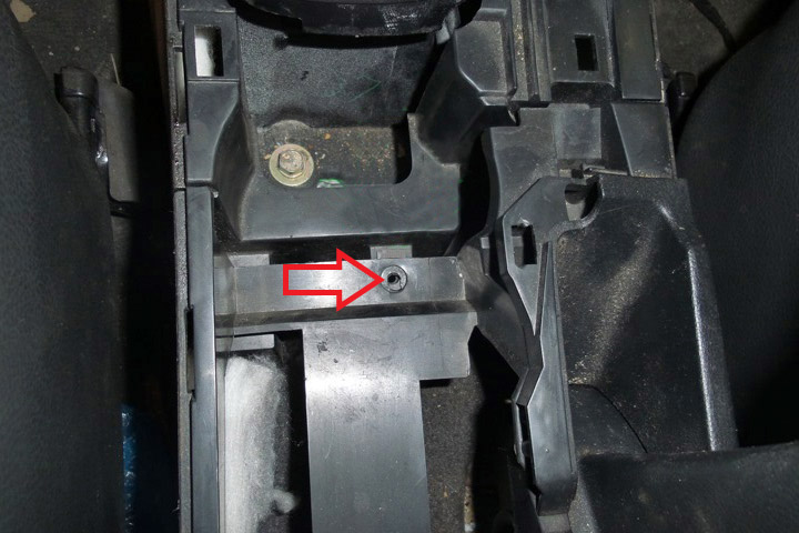 Расположение самореза, скрепляющего переднюю и заднюю внутренние центральные консоли Mitsubishi Outlander I 2003 - 2008