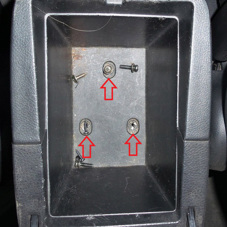 Расположение саморезов крепления центральной панели в нише подлокотника Mitsubishi Outlander I 2003 - 2008