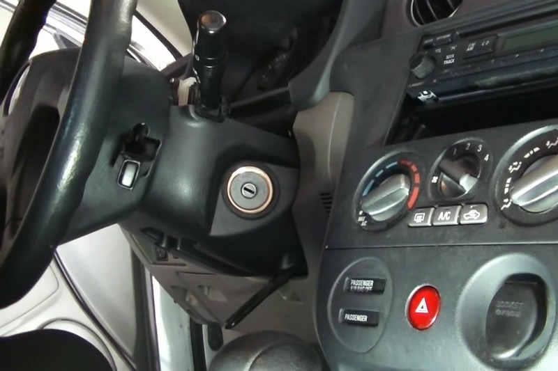 Кожух рулевой колонки без верхней половины панели Mitsubishi Outlander I 2003 - 2008