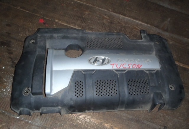 Декоративная крышка двигателя на автомобиле Hyundai Tucson JM 2004-2010