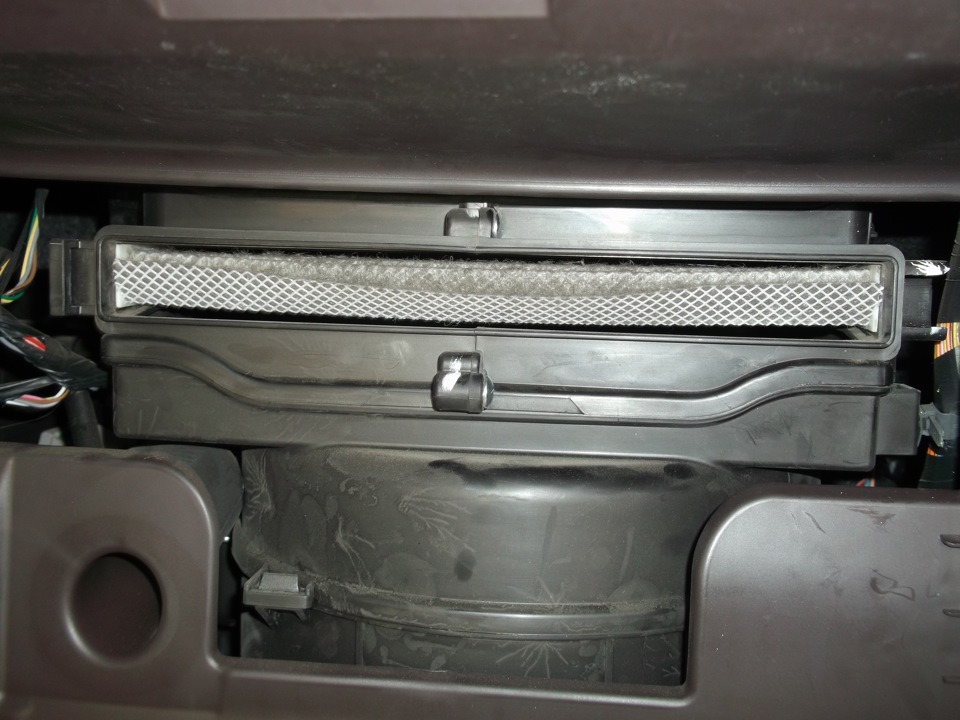 Снятая крышка салонного фильтра на автомобиле Hyundai ix35