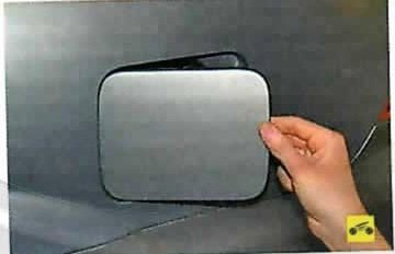 Открытие крышки люка топливного бака Nissan Almera Classic