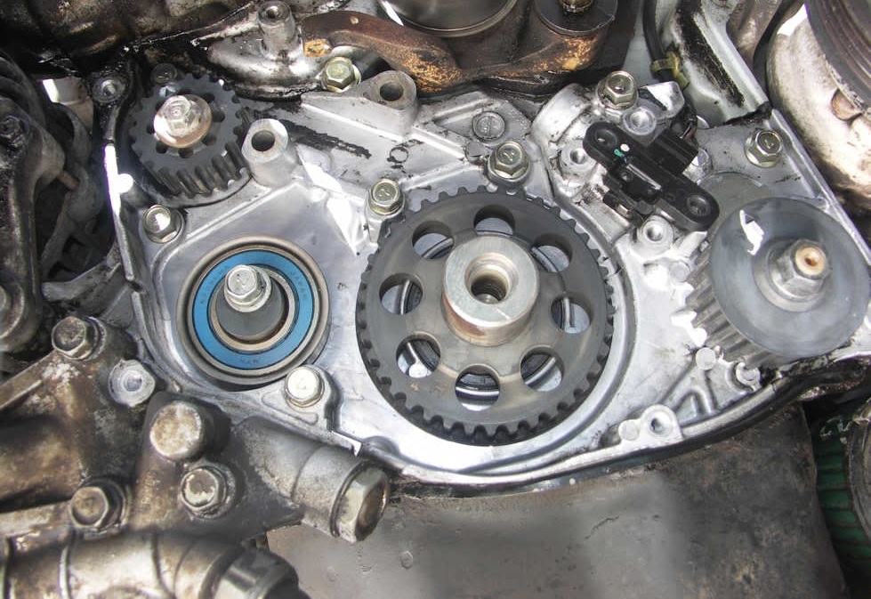 Установленная звездочка привода балансирного механизма на коленчатый вал двигателя Mitsubishi Outlander I