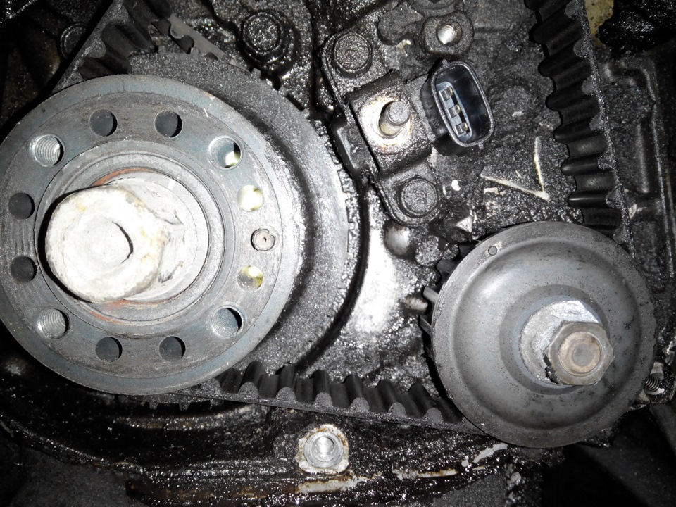Последствия течи переднего сальника коленчатого вала двигателя 4G69 Mitsubishi Outlander I
