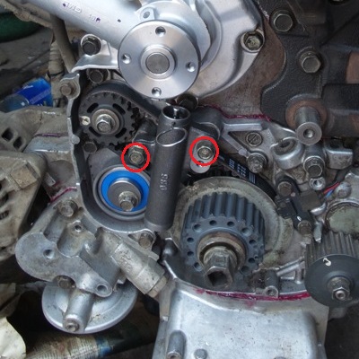 Размещение болтов крепления автоматического натяжителя ремня ГРМ двигателя 4G69 Mitsubishi Outlander I