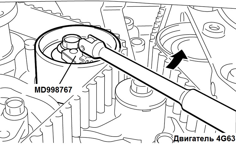 Поворачивание специальным ключом MD998767 ролика натяжителя ремня привода газораспределительного механизма двигателя 4G63 Mitsubishi Outlander I