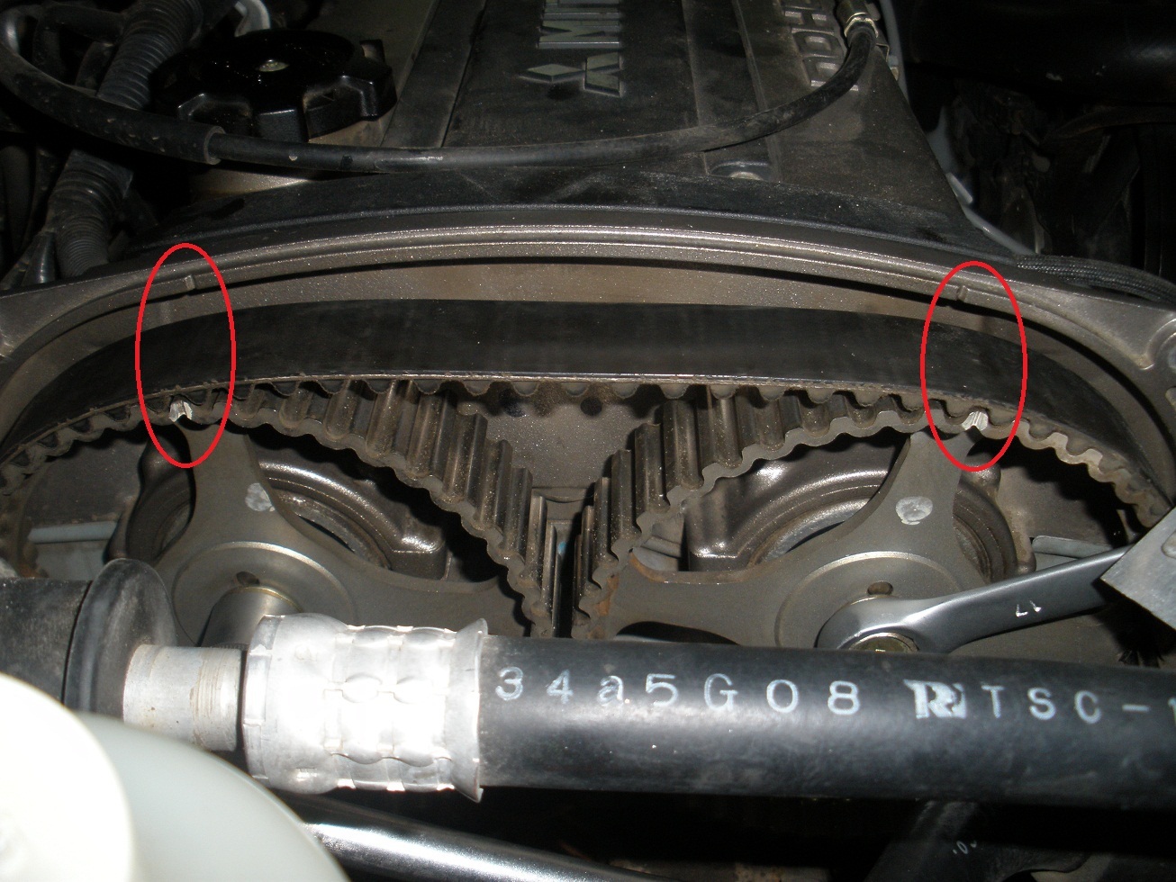 Совпадение установочных меток на звездочках распределительных валов и клапанной крышке двигателя 4G63 Mitsubishi Outlander I