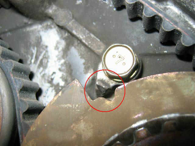 Совпадение установочных меток на роторе датчика положения коленчатого вала и приливе корпуса масляного насоса двигателя 4G63 Mitsubishi Outlander I