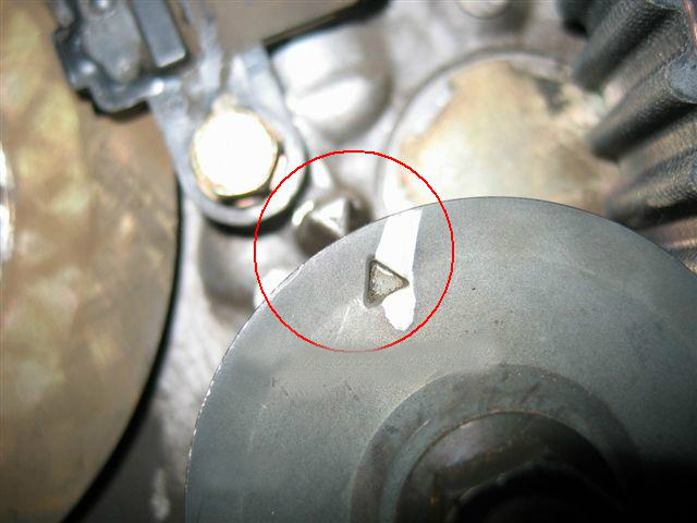 Совпадение установочных меток на приливе корпуса и шкиве привода масляного насоса двигателя 4G63 Mitsubishi Outlander I