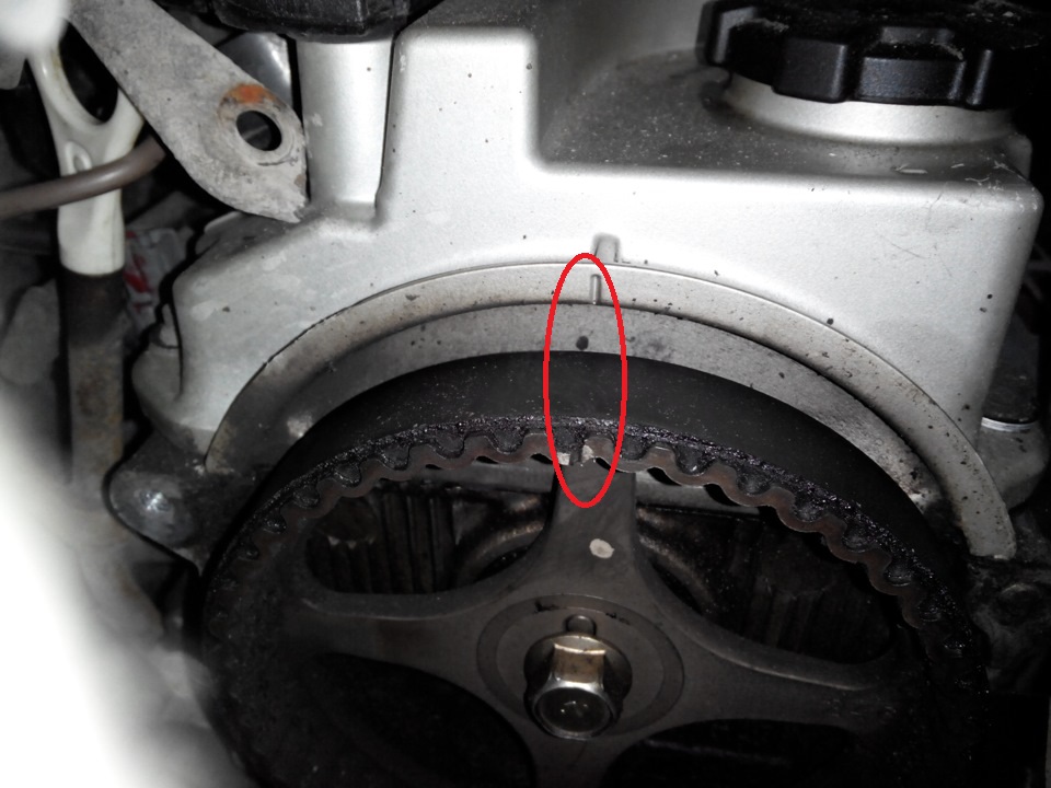Совпадение установочных меток на звездочке распределительного вала и клапанной крышке двигателя 4G69 Mitsubishi Outlander I