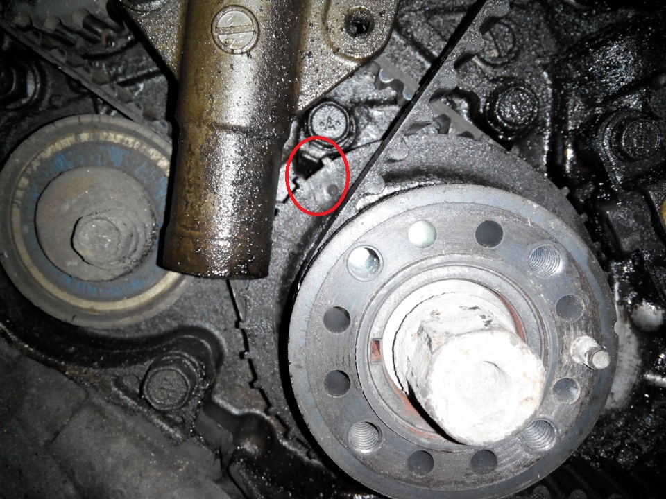 Совпадение установочных меток на роторе датчика положения коленчатого вала и приливе корпуса масляного насоса двигателя 4G69 Mitsubishi Outlander I
