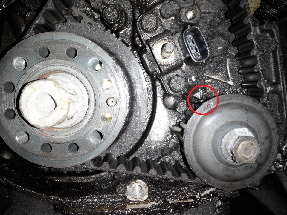 Совпадение установочных меток на приливе корпуса и шкиве привода масляного насоса двигателя 4G69 Mitsubishi Outlander I