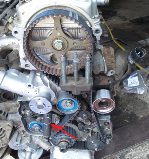 Размещение проволоки в автоматическом натяжителе ремня привода газораспределительного механизма двигателя 4G69 Mitsubishi Outlander I