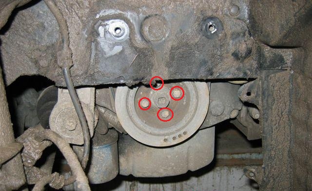 Затянутые болты крепления шкива привода вспомогательных агрегатов двигателя Mitsubishi Outlander I