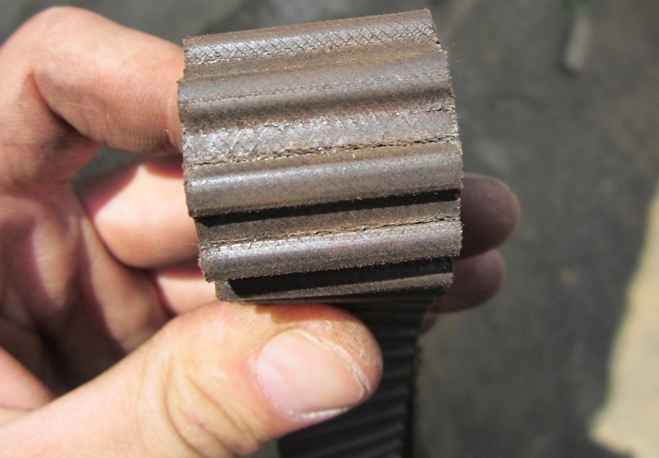 Трещины у основания зубьев ремня привода газораспределительного механизма двигателя Mitsubishi Outlander I