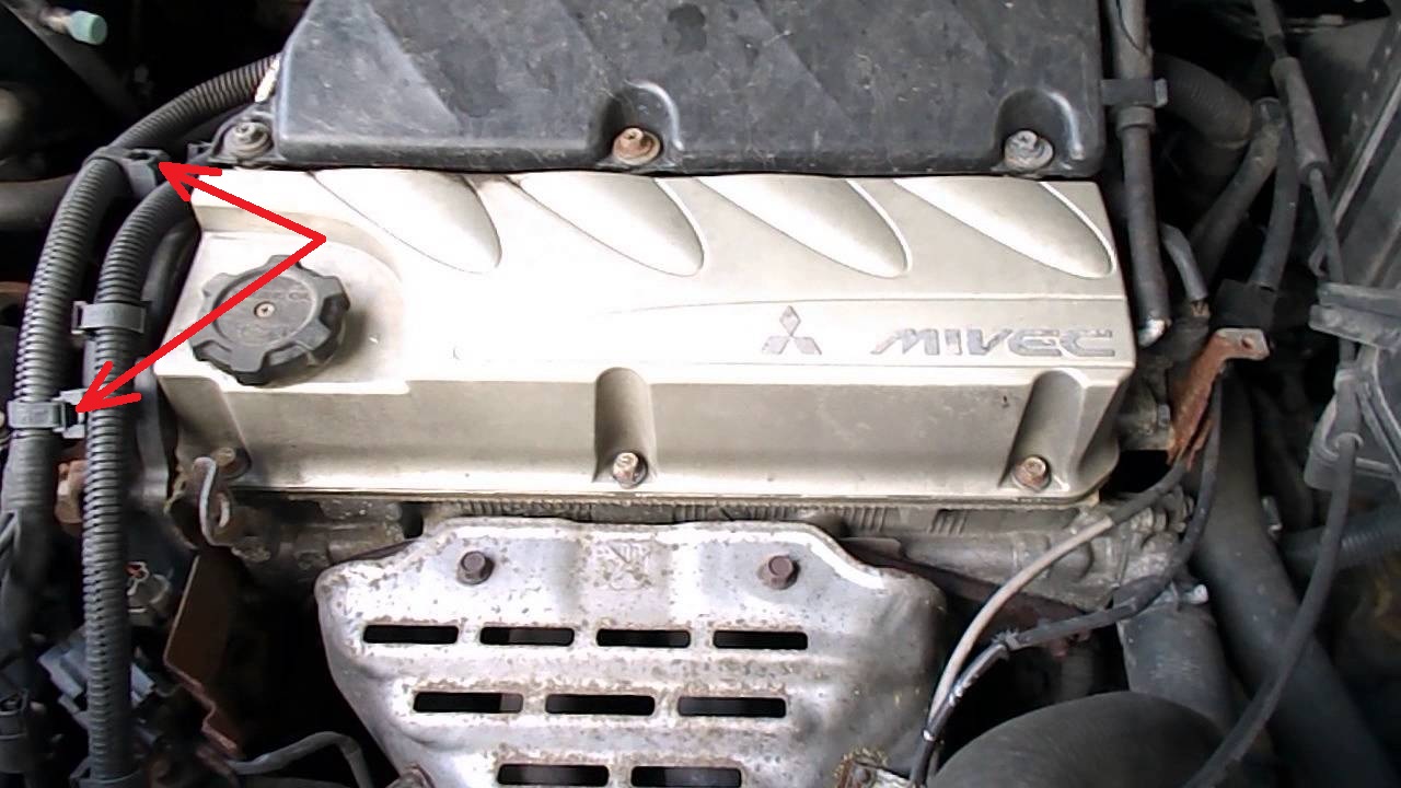 Размещение фиксаторов жгута проводов системы управления двигателем 4G69 Mitsubishi Outlander I